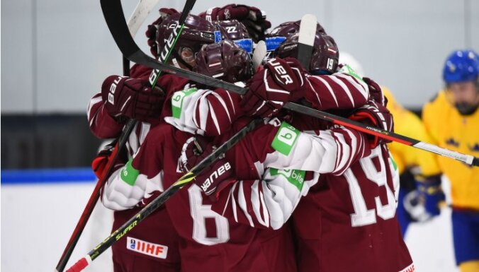 Latvijas U-18 hokeja izlase PČ sāk ar sensacionālu uzvaru pār zviedriem
