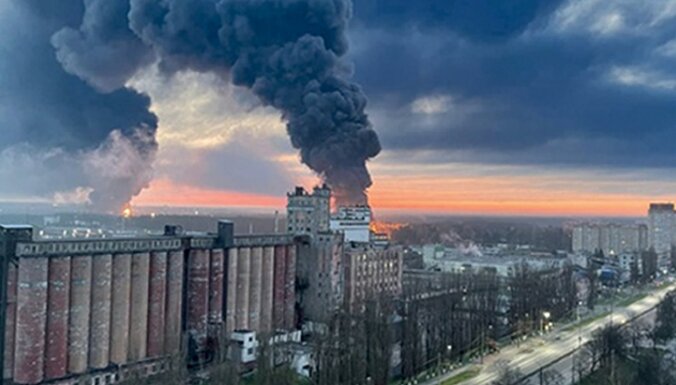 Пожар на нефтебазе в Брянске и эвакуация чиновников. Что известно