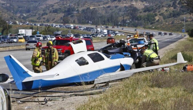 Kalifornijā lidmašīnai saduroties ar auto viens bojāgājušais