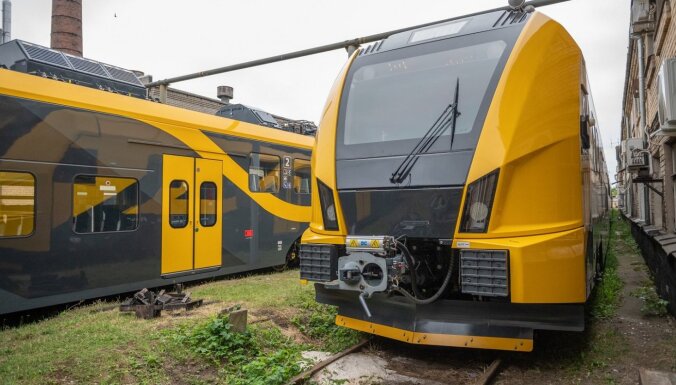 ФОТО: В Латвию доставлен второй состав нового электропоезда