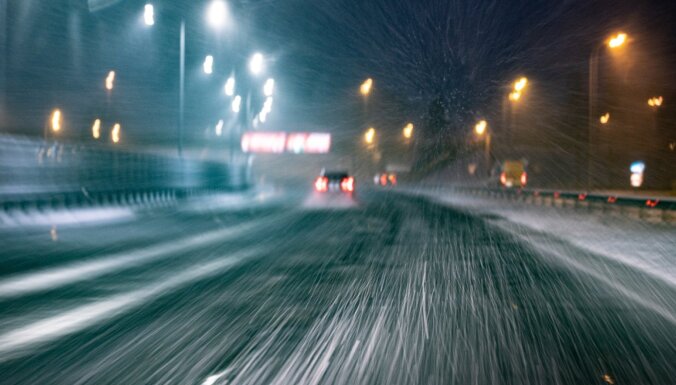 Sniega dēļ daudzviet Latvijā apgrūtināti braukšanas apstākļi