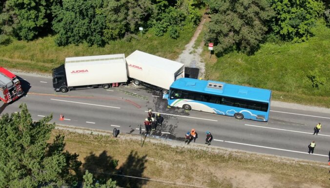 ФОТО. ВИДЕО. В Эстонии столкнулись грузовик и автобус: в ДТП пострадали 26 человек