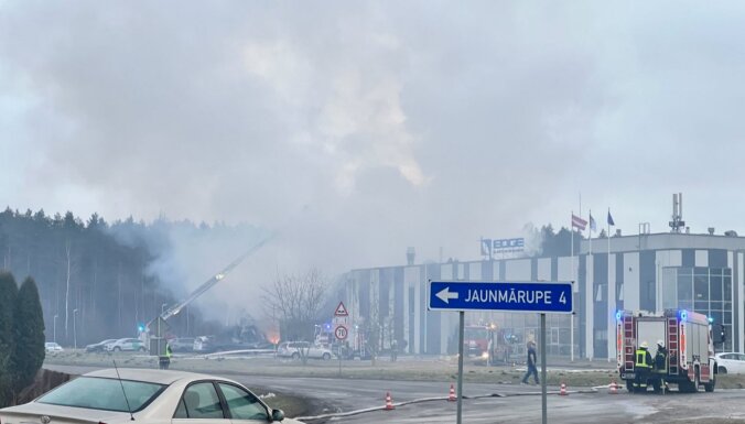 Reportāža: Lokalizēts ugunsgrēks dronu ražotnē Mārupē; darbi turpināsies arī naktī