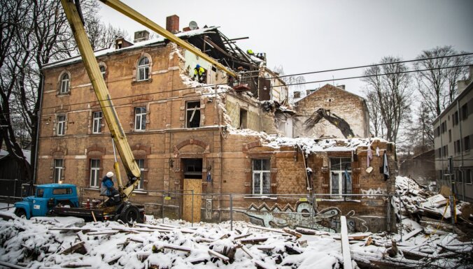 Два года после взрыва: жильцы дома на улице Мелнсила не могут попасть в свои квартиры