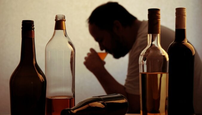 Борьба с алкоголизмом: как обстоит ситуация в Латвии и что планирует сделать Минздрав?