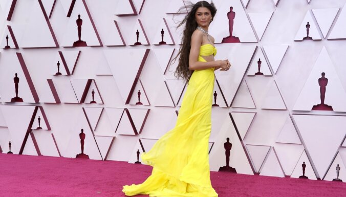 Foto: Desmit krāšņākās kleitas šā gada 'Oskaru' ceremonijā