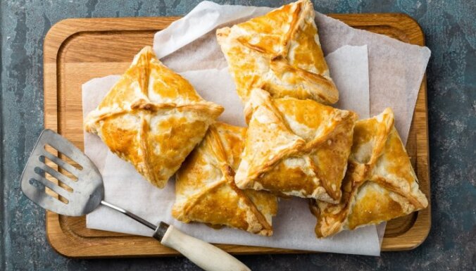 Пирожки с ревенем и клубникой