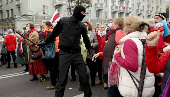 Minskā miliči ar piparu gāzi sagaida pensionāru gājiena dalībniekus