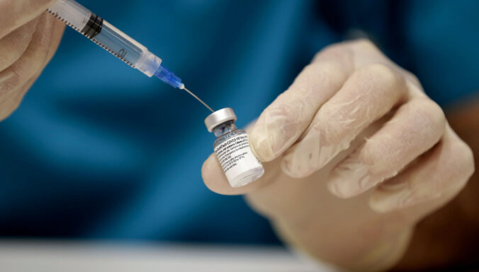 Par Covid-19 vakcīnu blakusparādībām ziņo aptuveni četri no tūkstoš vakcinētajiem