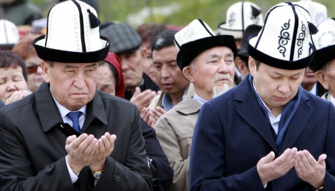 Kirgizstānā, gāžot valdību, atbrīvojas no pēdējā Atambajeva sabiedrotā