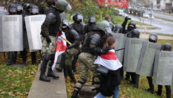 Foto: Minskā policija aiztur 'Tautas pašpārvaldes gājiena' aktīvistus