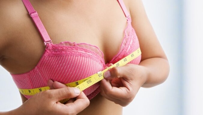 Ученые назвали количество недовольных размером груди женщин
