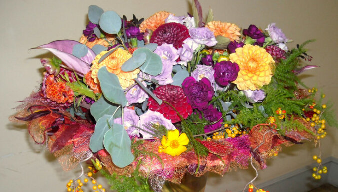 Floristi Jelgavas pilī īsteno savas fantāzijas par rudeni, ziediem un baroku