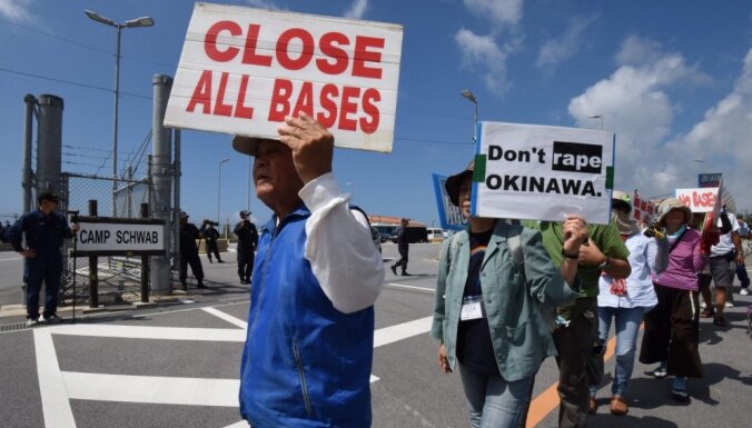 Tūkstošiem Okinavas iedzīvotāju protestē pret amerikāņu karavīru likumpārkāpumiem