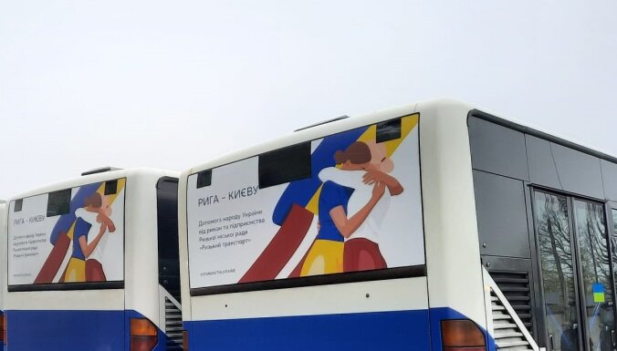 Foto: Ceļā uz Kijivu dodas 11 'Rīgas satiksmes' dāvinātie autobusi