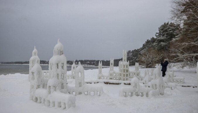 Foto: Tallinas pludmalē izveidota pasakaina ledus pilsētiņa