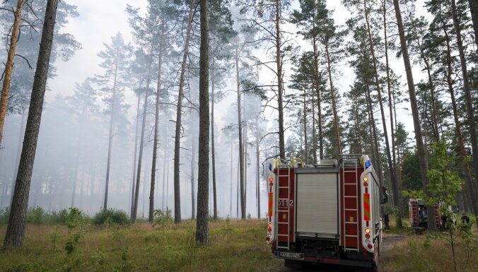 Siguldas meža ugunsgrēku likvidēšanas darbi varētu turpināties vēl piecas dienas