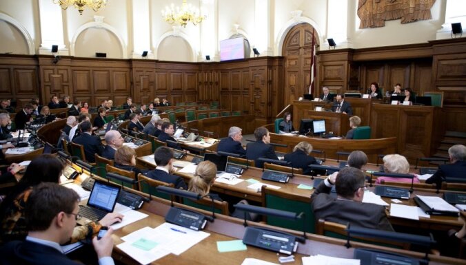 Tapis Saeimas paziņojums par latviešu valodas valstisko lomu; parlamentā varētu nolasīt ceturtdien