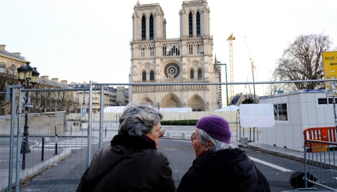 Ugunsgrēkā smagi cietušo Parīzes Dievmātes katedrāli plānots atvērt 2024. gadā