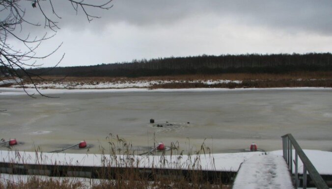 В Валгаском уезде Эстонии два рыбака из Латвии провалились под лед, один утонул