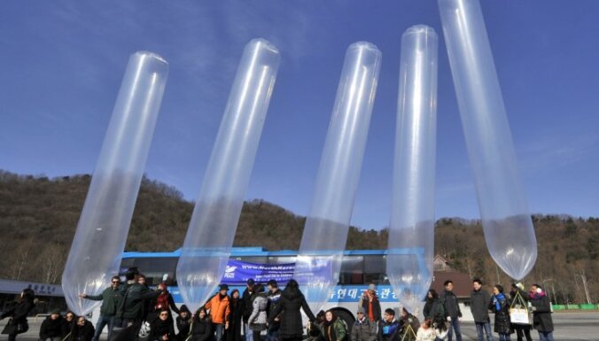 Из Кореи запустили в КНДР воздушные шары с носками