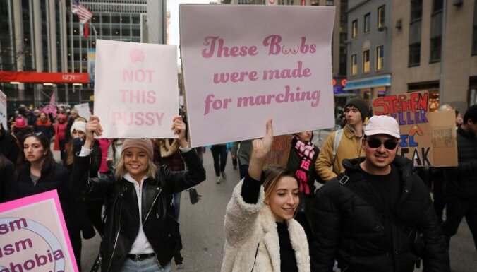 Vairākās pilsētās notikušas demonstrācijas pret Trampu un par sieviešu tiesībām