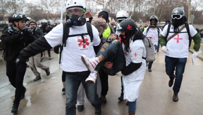Foto: Francijā turpinās 'dzelteno vestu' protesti