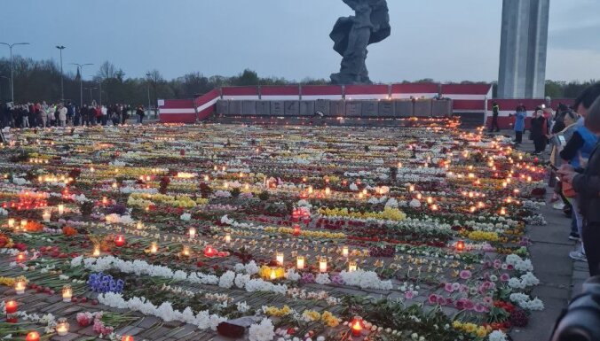 Госполиция работала у памятника в парке Победы в усиленном режиме; Рижская дума обещает не убирать цветы