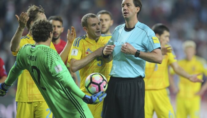 Ukrainian players run to protest against referee Manuel Grafe