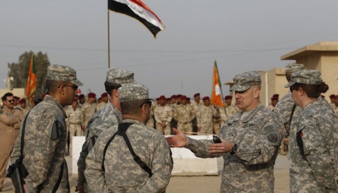 Bagdādē svinīgi nolaižot ASV karogu, amerikāņu karaspēks pamet Irāku