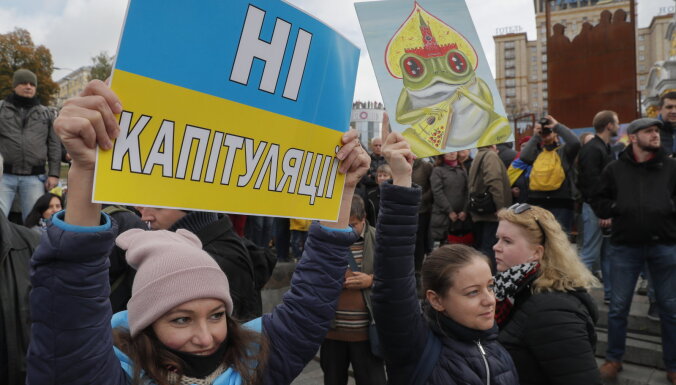 ФОТО: В Украине прошли массовые митинги против "формулы Штайнмайера"