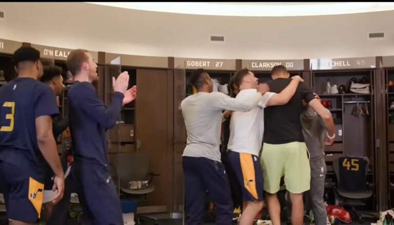 Video: 'Jazz' komanda pārsteidz Gobēru ar labākā aizsardzības spēlētāja apbalvojumu