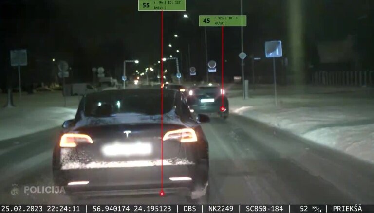 Video: Policija aiztur iereibušu 'Tesla' vadītāju, kurš bēg no policijas