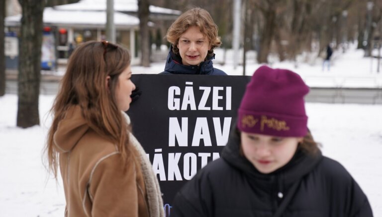 Foto: 'Gāzei nav nākotnes' – pret Skultes LNG termināli protestē 25 aktīvisti