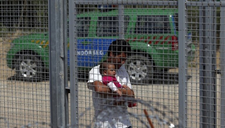 Ungārija imigrantu dēļ pastiprinās žogu gar robežu ar Serbiju