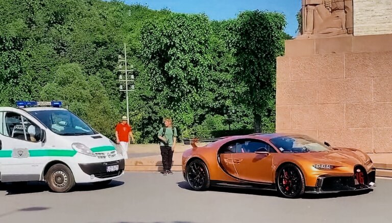 Video: Piecu miljonu 'Bugatti' pie Brīvības pieminekļa – sods 55 eiro
