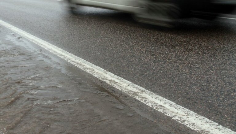 Водителей предупреждают: на многих дорогах появился лед (+ карта)