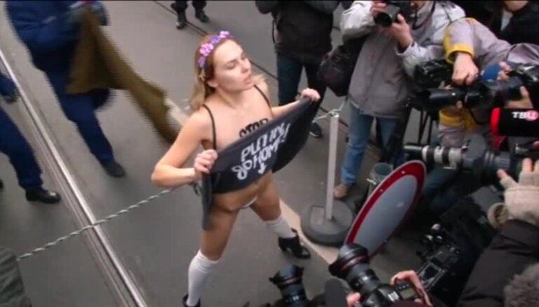 Ungārijā aizturēta 'Femen' aktīviste, kura izģērbusies, protestējot pret Putina vizīti