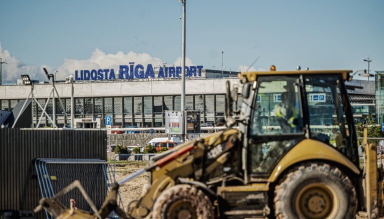 Foto: Sākta 'Rail Baltica' dzelzceļa stacijas estakādes izbūve pie lidostas 'Rīga'