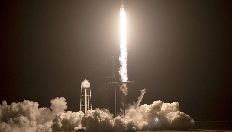 'SpaceX' kosmosa kuģis ar četriem astronautiem dodas uz SKS