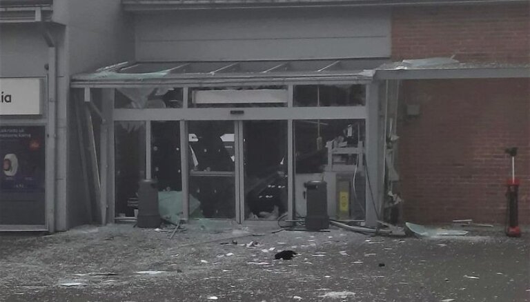 ФОТО. В Литве взорван вход в торговый центр: украден банкомат