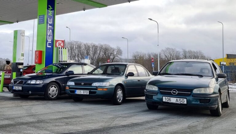 Kurš no 1000 eiro vērtiem auto patērē mazāk degvielas? Dodamies 400 km pārbraucienā