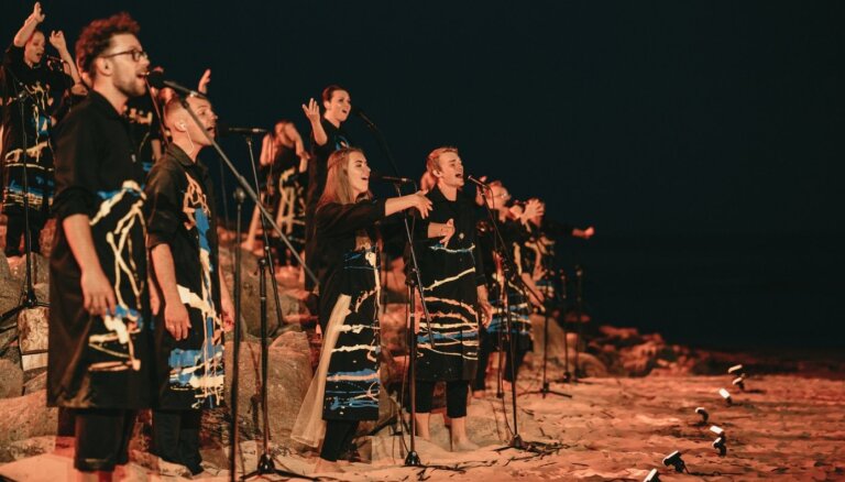 Neparastais kormūzikas koncerts 'Krastā saviļņots' iemūžināts filmā