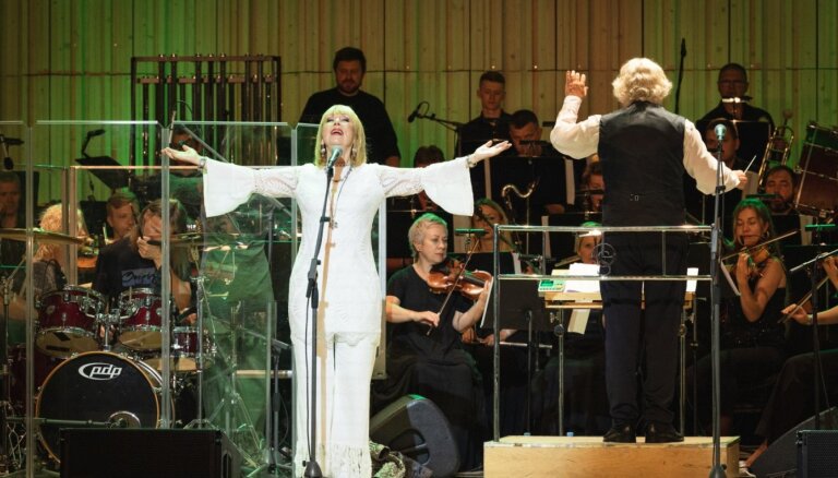 Foto: Leģendārās grupas 'Pērkons' koncerts Liepājā kopā ar simfonisko orķestri