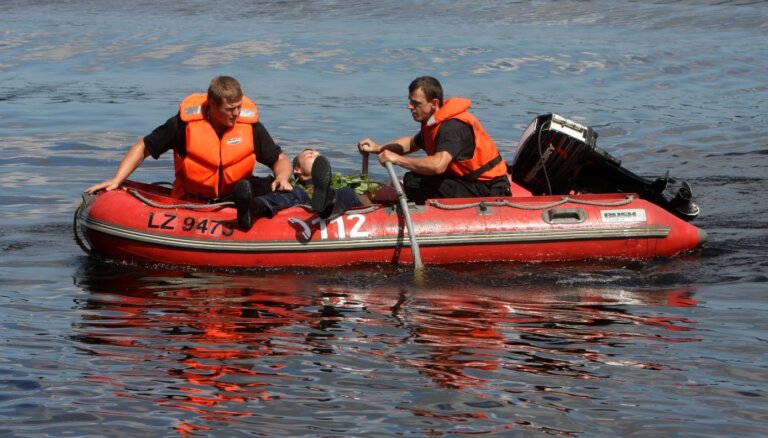 Daugavā apgāžas laiva ar četriem cilvēkiem; 14 jauniešus izglābj Nāves salā