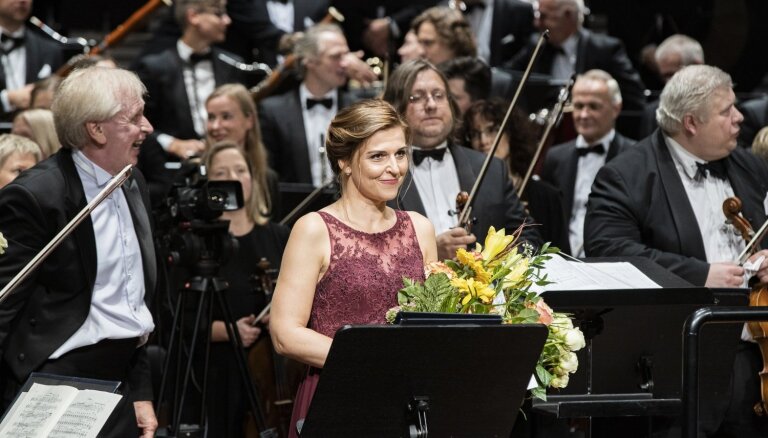Foto: Ar stāvovācijām atklāta Liepājas simfoniskā orķestra jaunā sezona