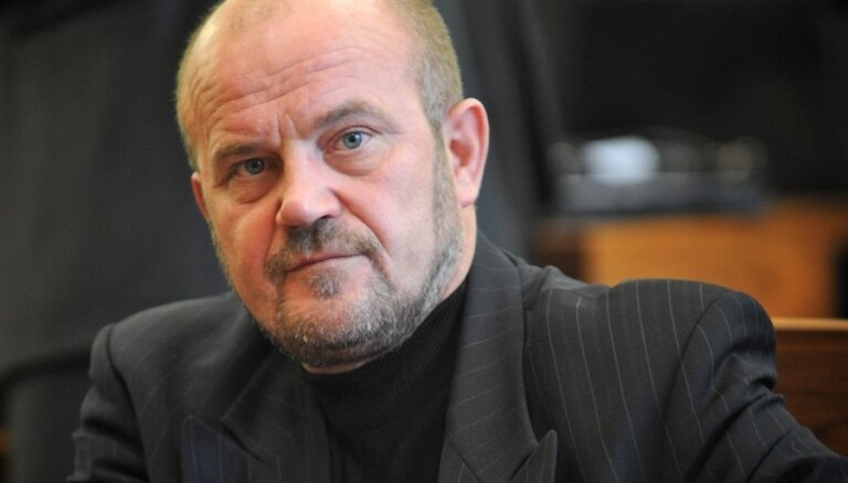 Депутат назвал борца с курилками в Сейме "блудливым котом"