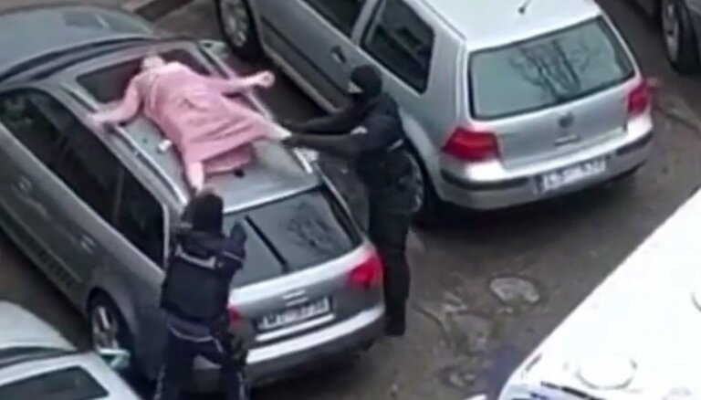 ВИДЕО: В Плявниеках женщина в ночной рубашке гуляла по крыше машины