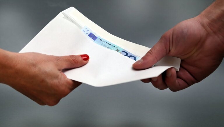 Почему люди выбирают "конверты"? Экономист Банка Латвии и соцработник назвали главные причины