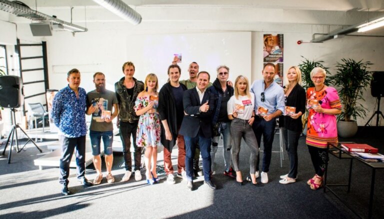 Foto: Sirsnīgā gaisotnē atvērts Mārtiņa Freimaņa dziesmu albums